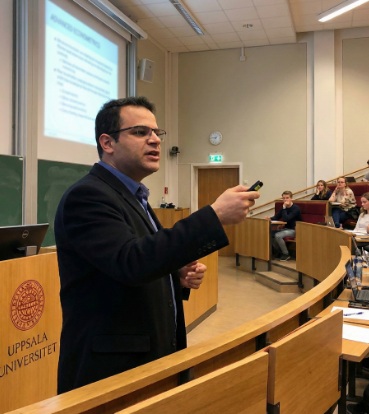 O autor, Leonardo Marcondes Alves, exercendo a tópica em uma palestra na Universidade de Uppsala.
